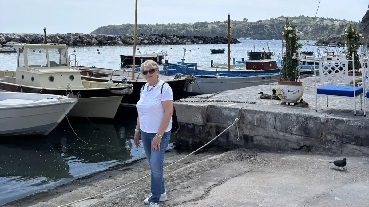 Színes házak Procida szigetének tengerpartján Olaszországban