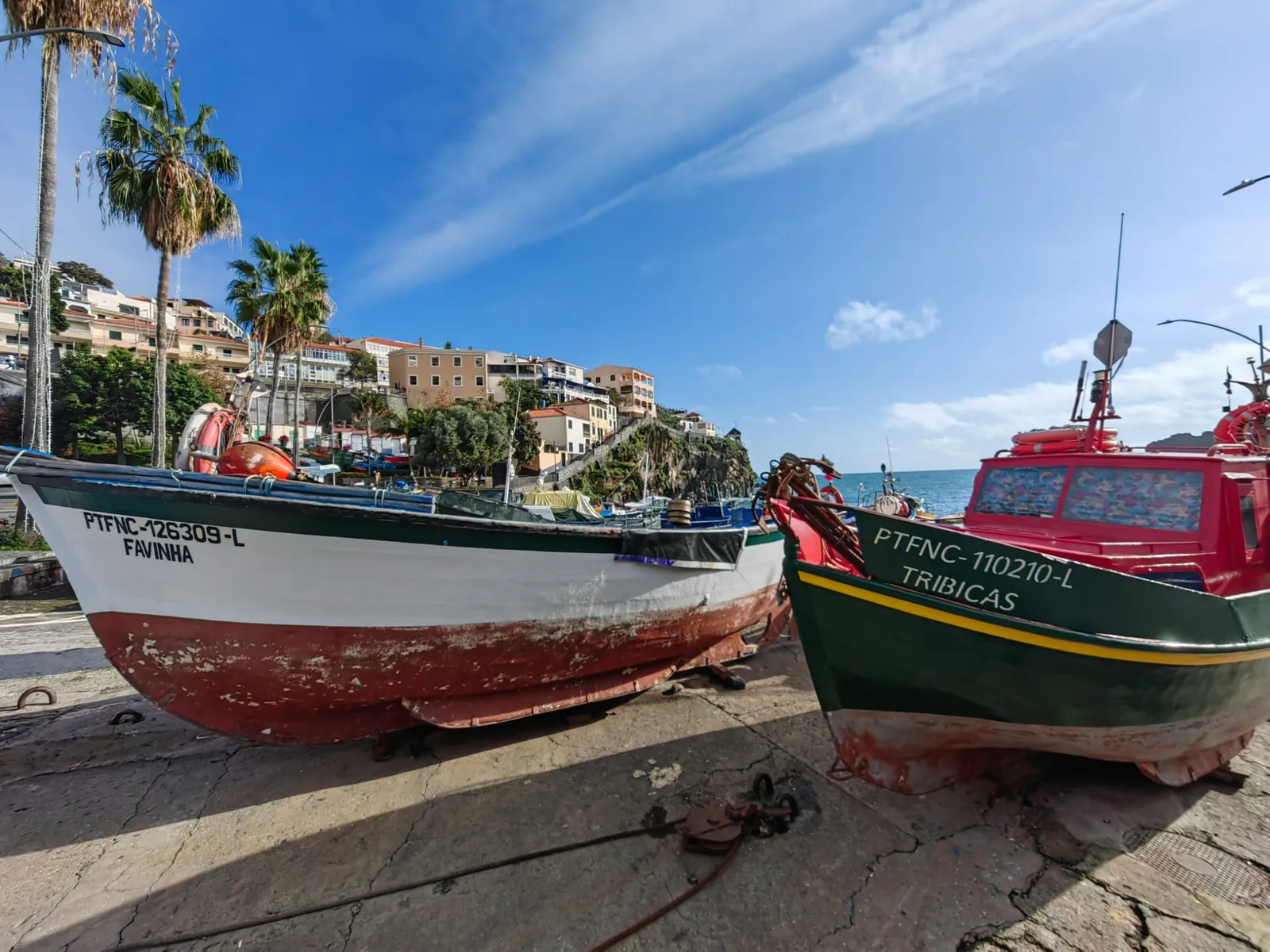 Madeira fővárosa Funchal, kikötővel és házakkal a hegyoldalban