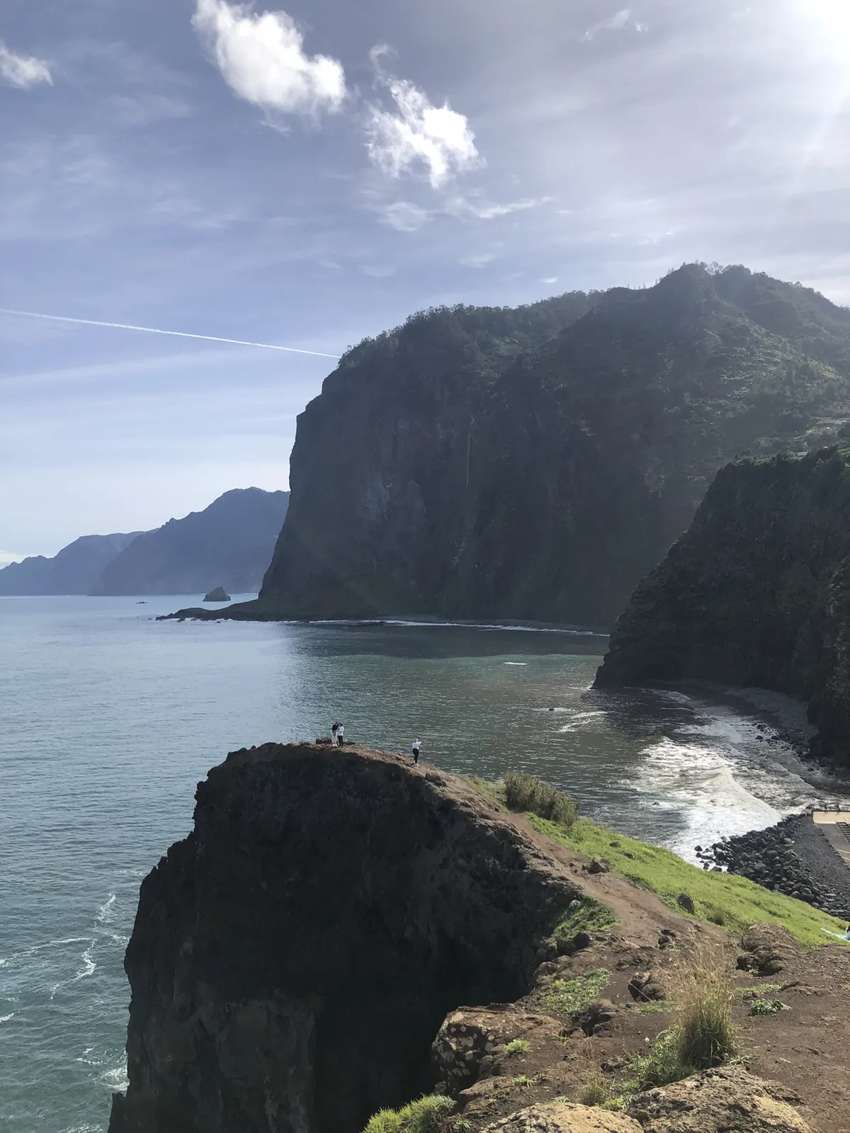 Madeira északi partjának meredek sziklái az Atlanti-óceán hullámaival