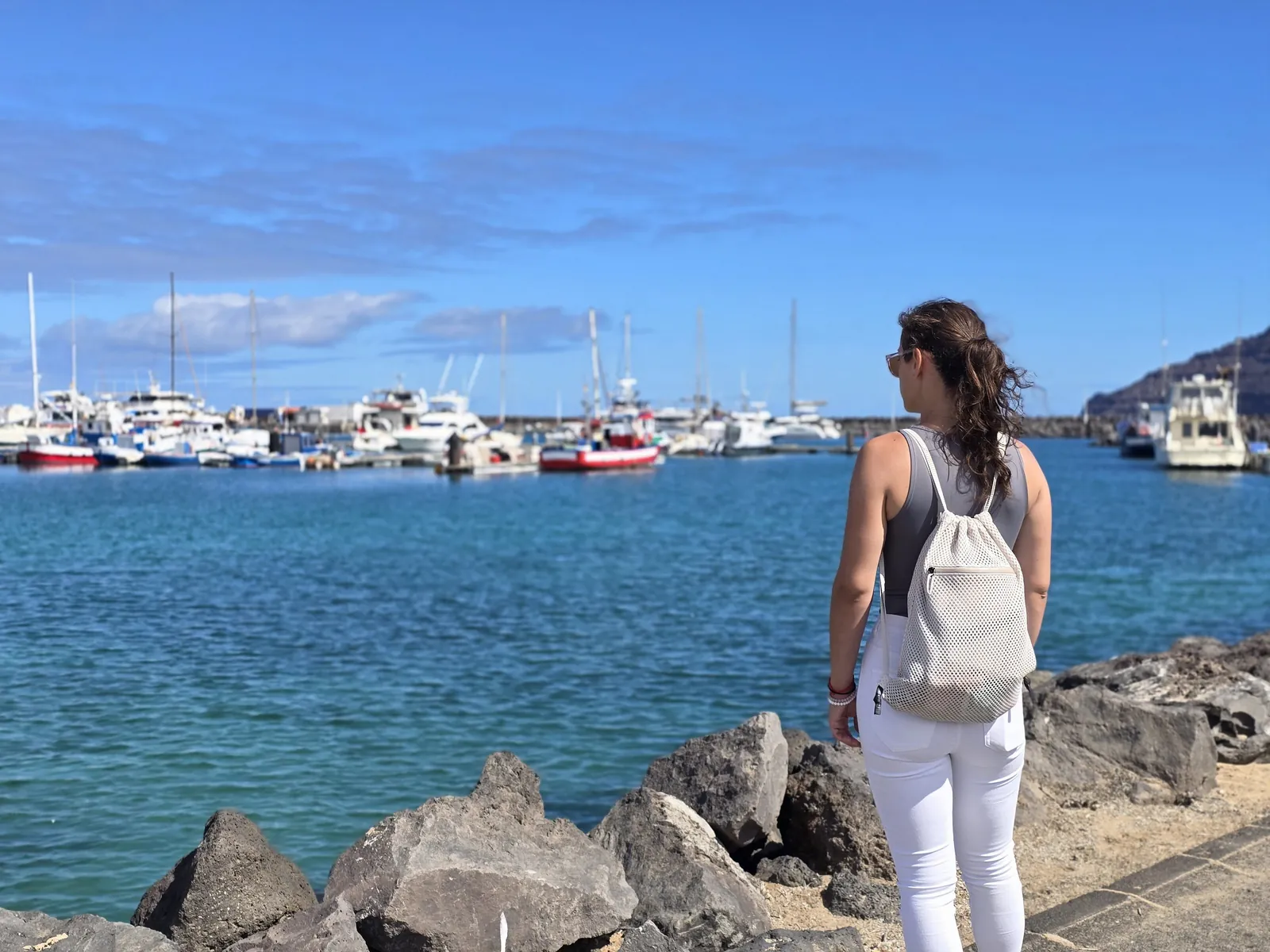 Lanzarote sziklás tengerpartja a hullámzó óceánnal