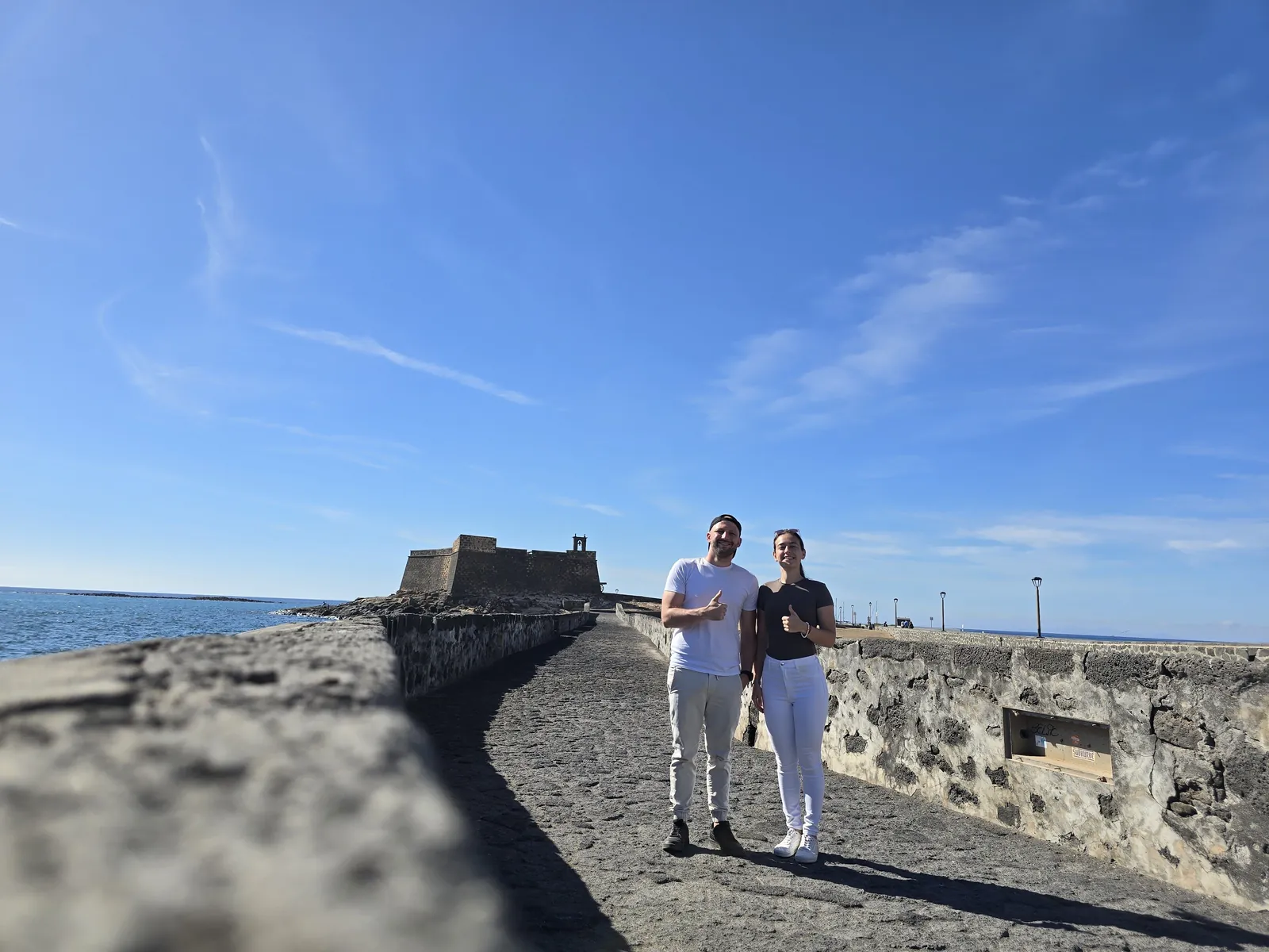 Szörfösök a Famara tengerparton Lanzarote szigetén