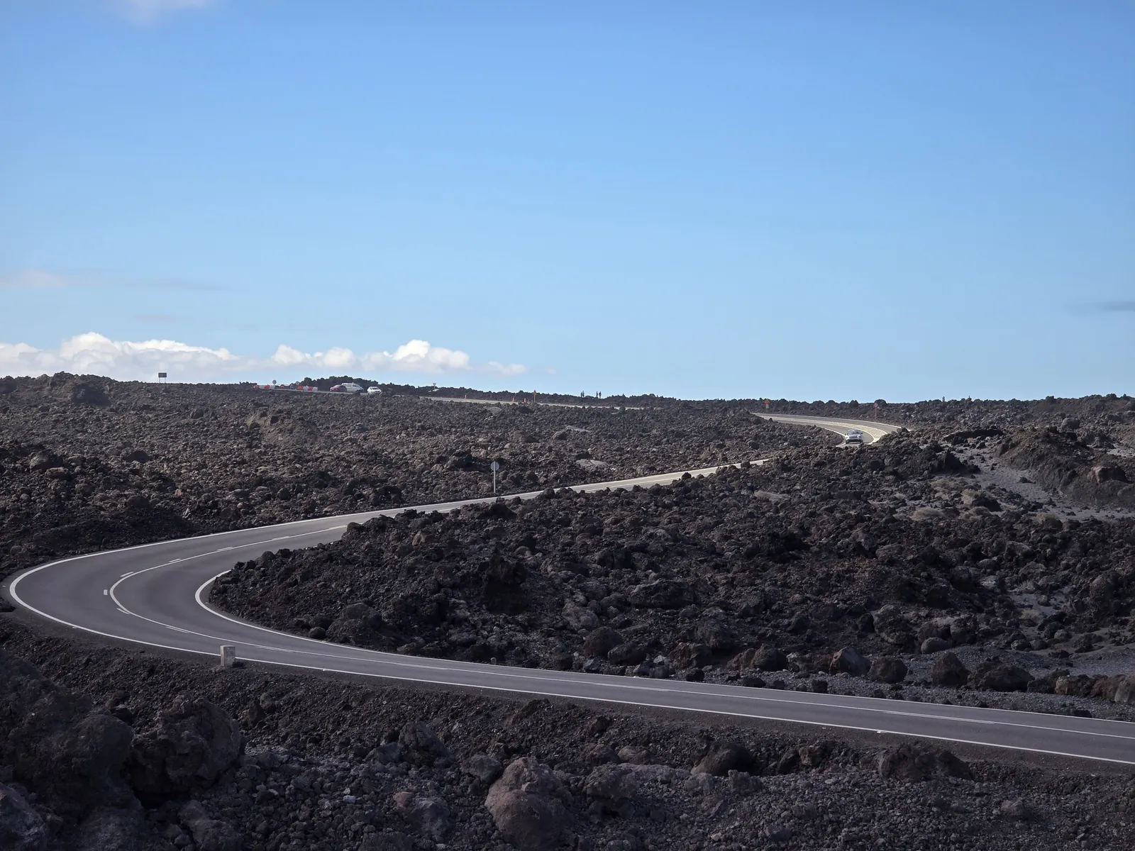 Lanzarote meredek, sziklás partvonala a habzó óceán hullámaival
